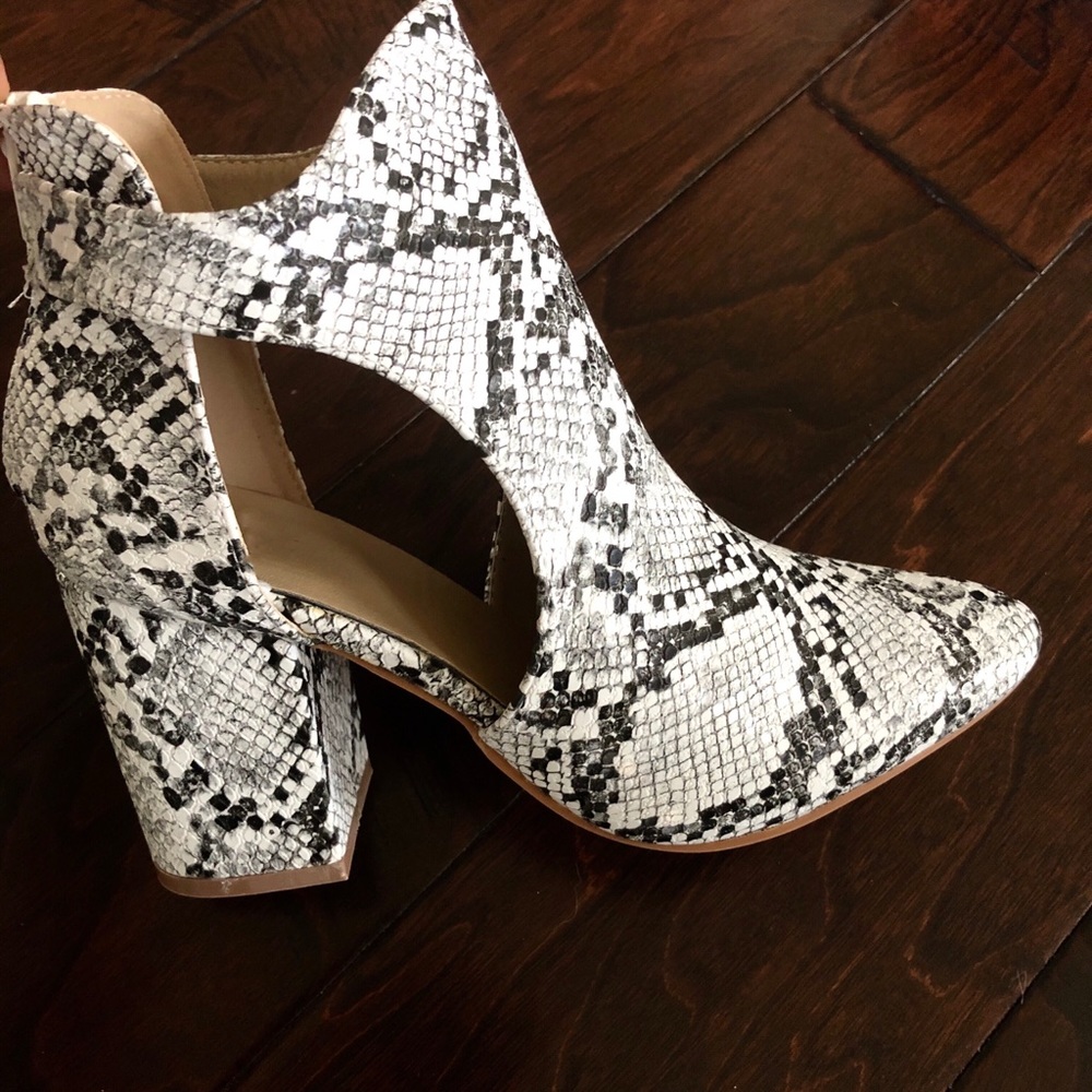 ‼️PRICE IS FIRM ‼️Snakeskin open side booties - Picture 3 of 8
